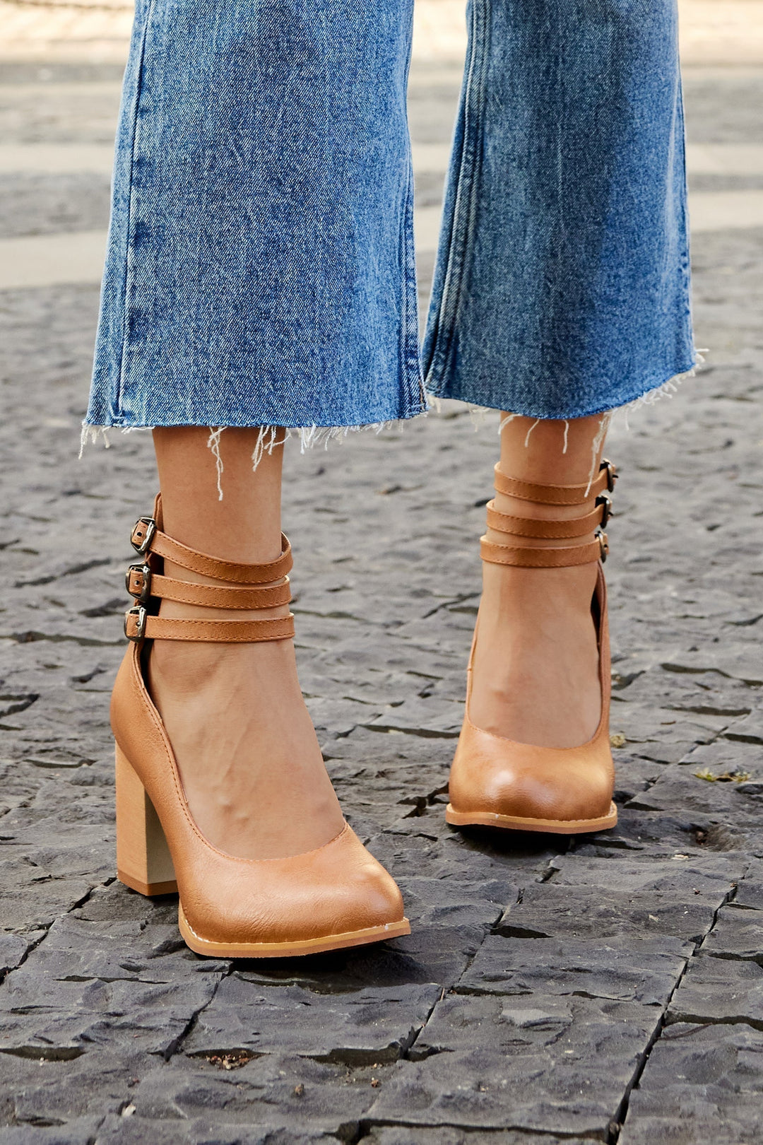 Caa™ | Sandálias de couro liso com tiras no tornozelo e salto largo