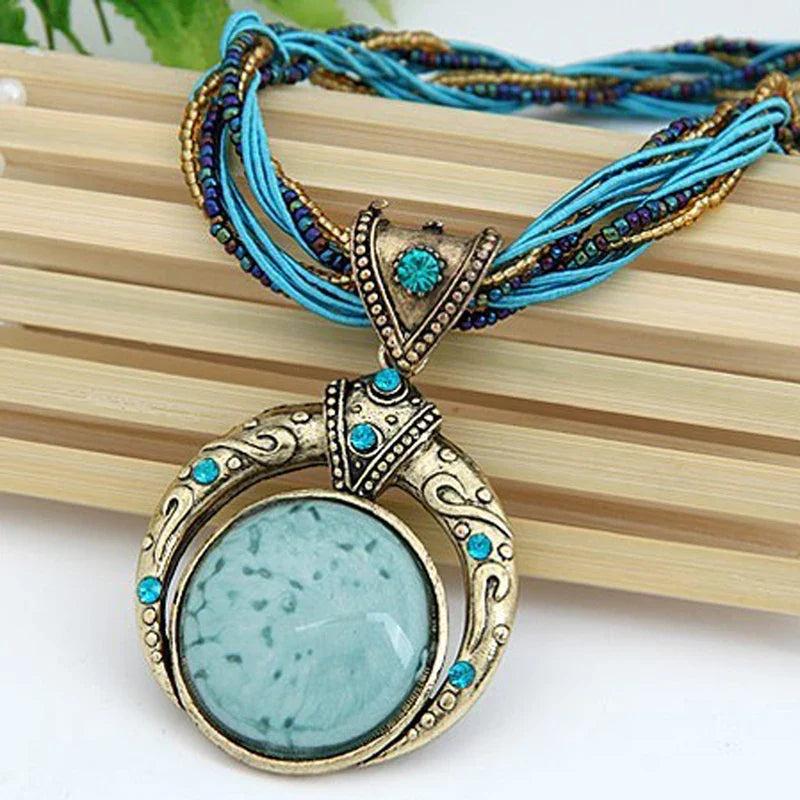 Colar Vintage com Pingente Étnico em Cristal Verde