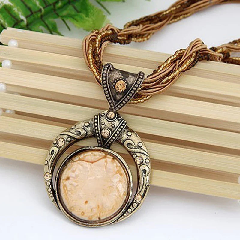 Colar Vintage com Pingente Étnico em Cristal Verde