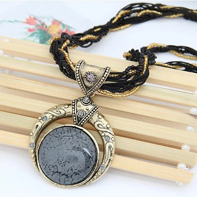 Colar Vintage com Pingente Étnico em Cristal Verde