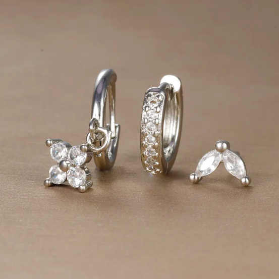 Conjunto de Brincos com Diamantes em Forma de Flor