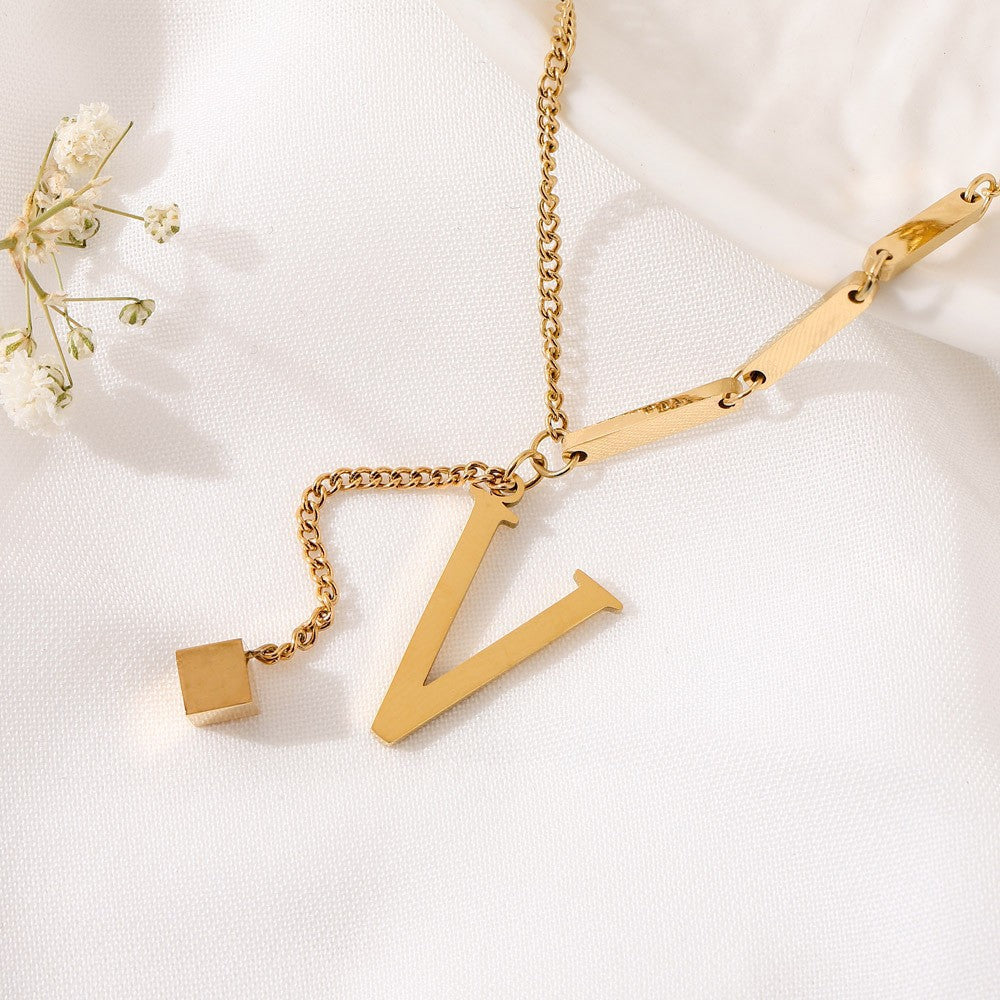 Benedita | Colar dourado com letra