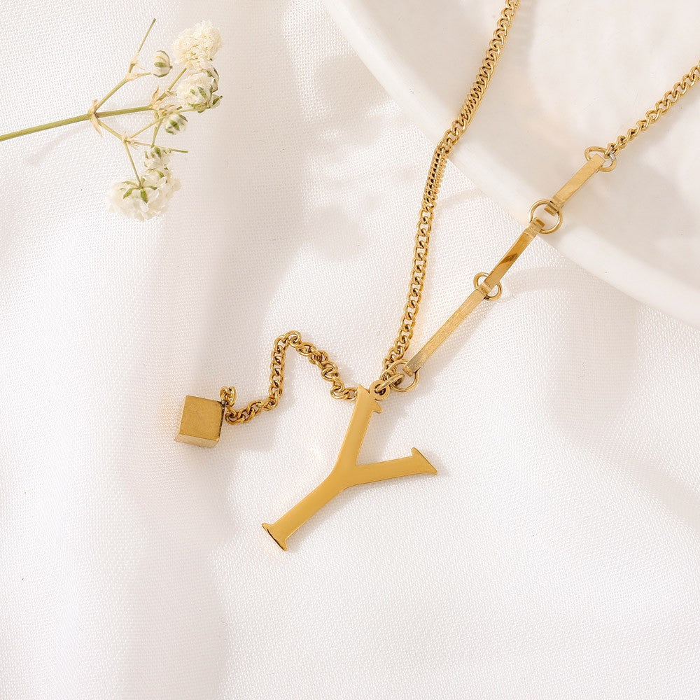 Benedita | Colar dourado com letra